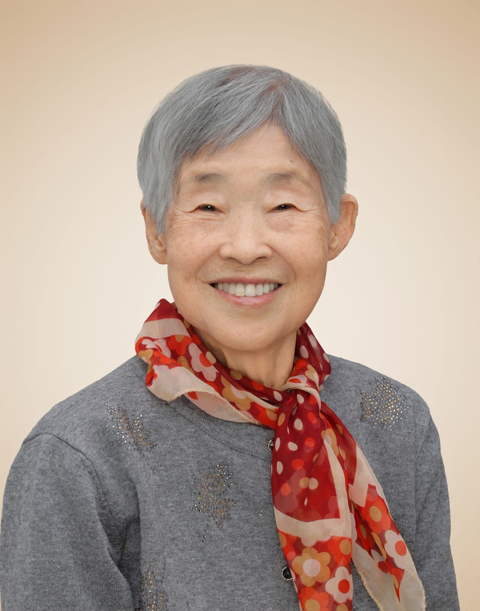 자연스러운 영정사진 — 평상복 그대로 거실 분위기 배경 — before