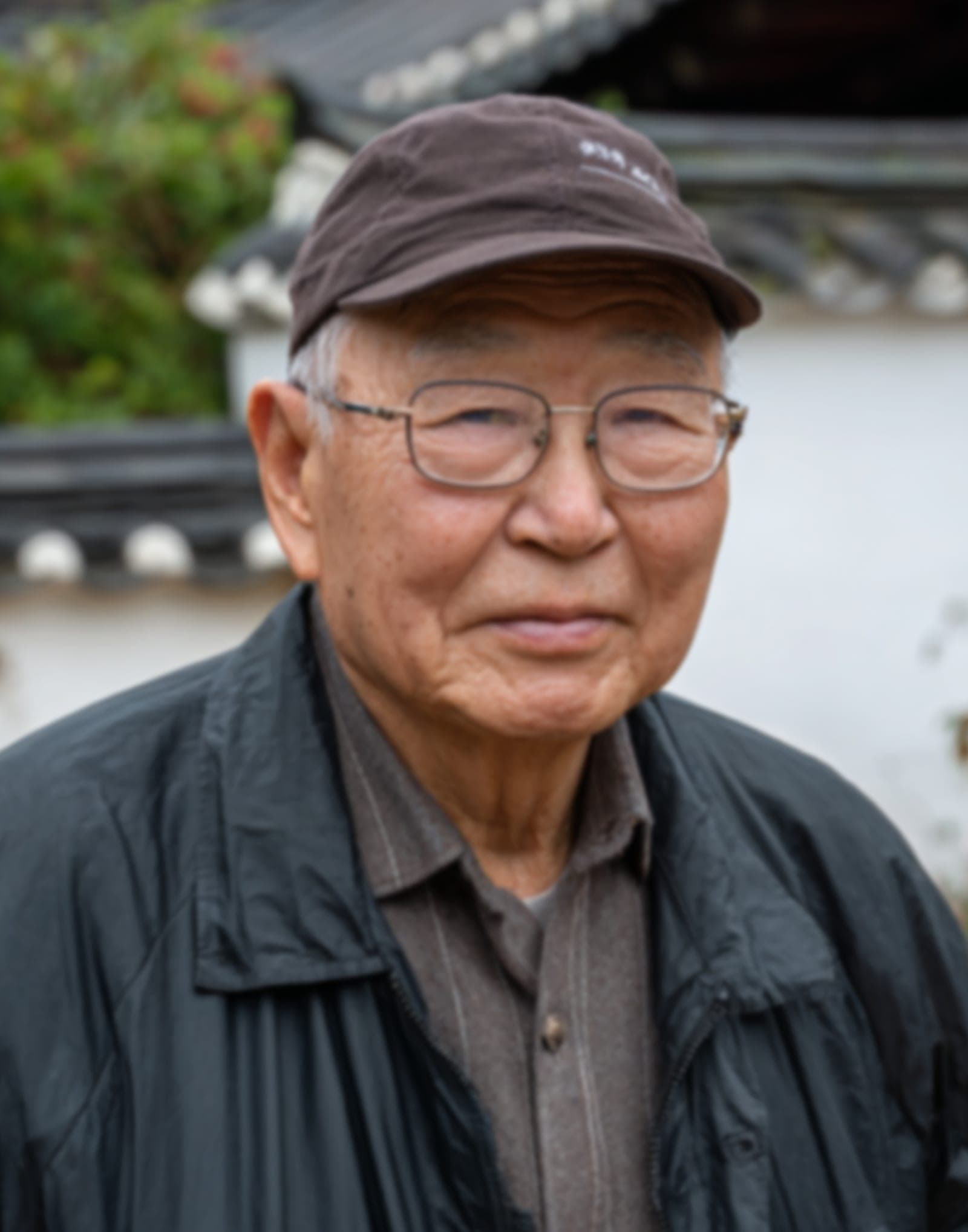 모자 벗긴 영정사진 — 캡 모자 아래 머리 결까지 자연스럽게 — before
