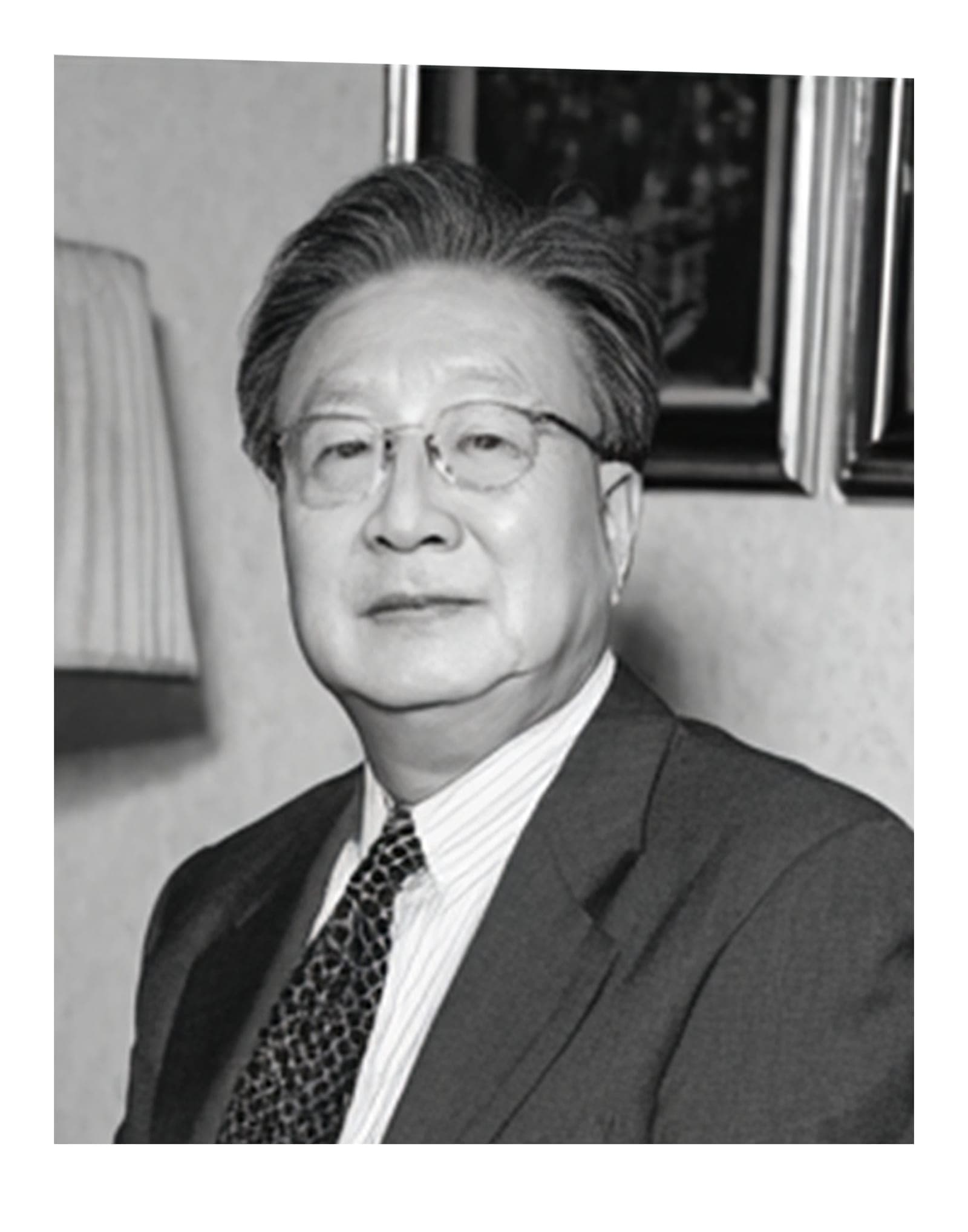 미소 짓는 영정 — 흑백 양복 사진을 따뜻한 컬러 영정으로 — before