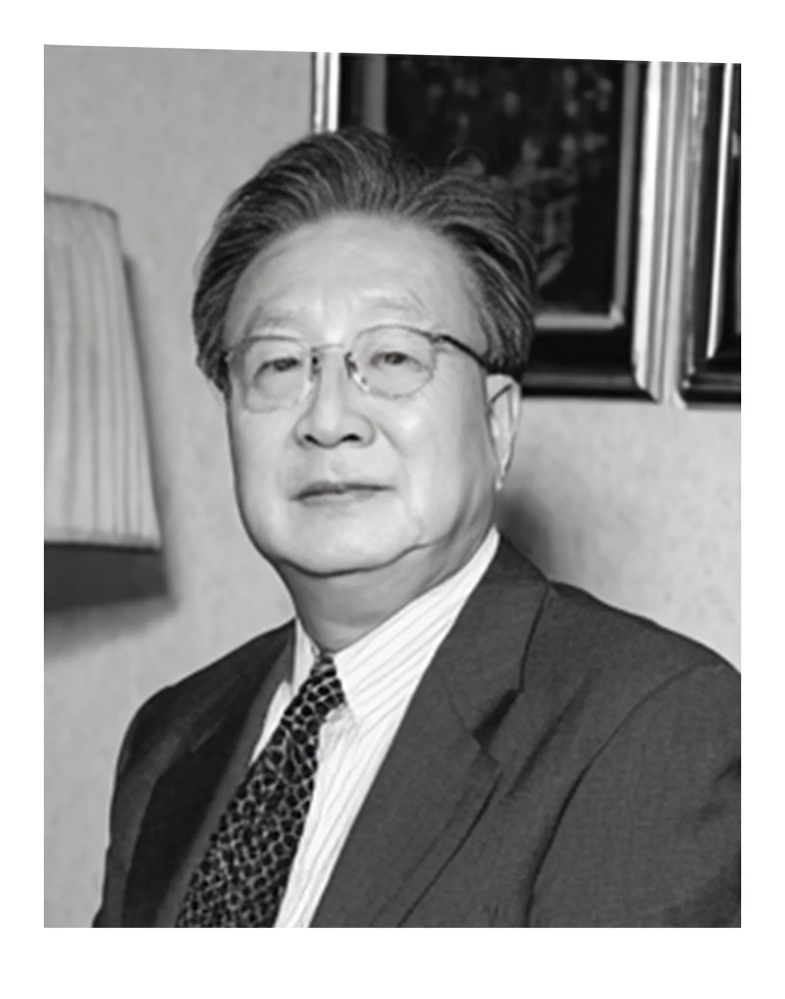 미소 짓는 영정 — 흑백 양복 사진을 따뜻한 컬러 영정으로 — before