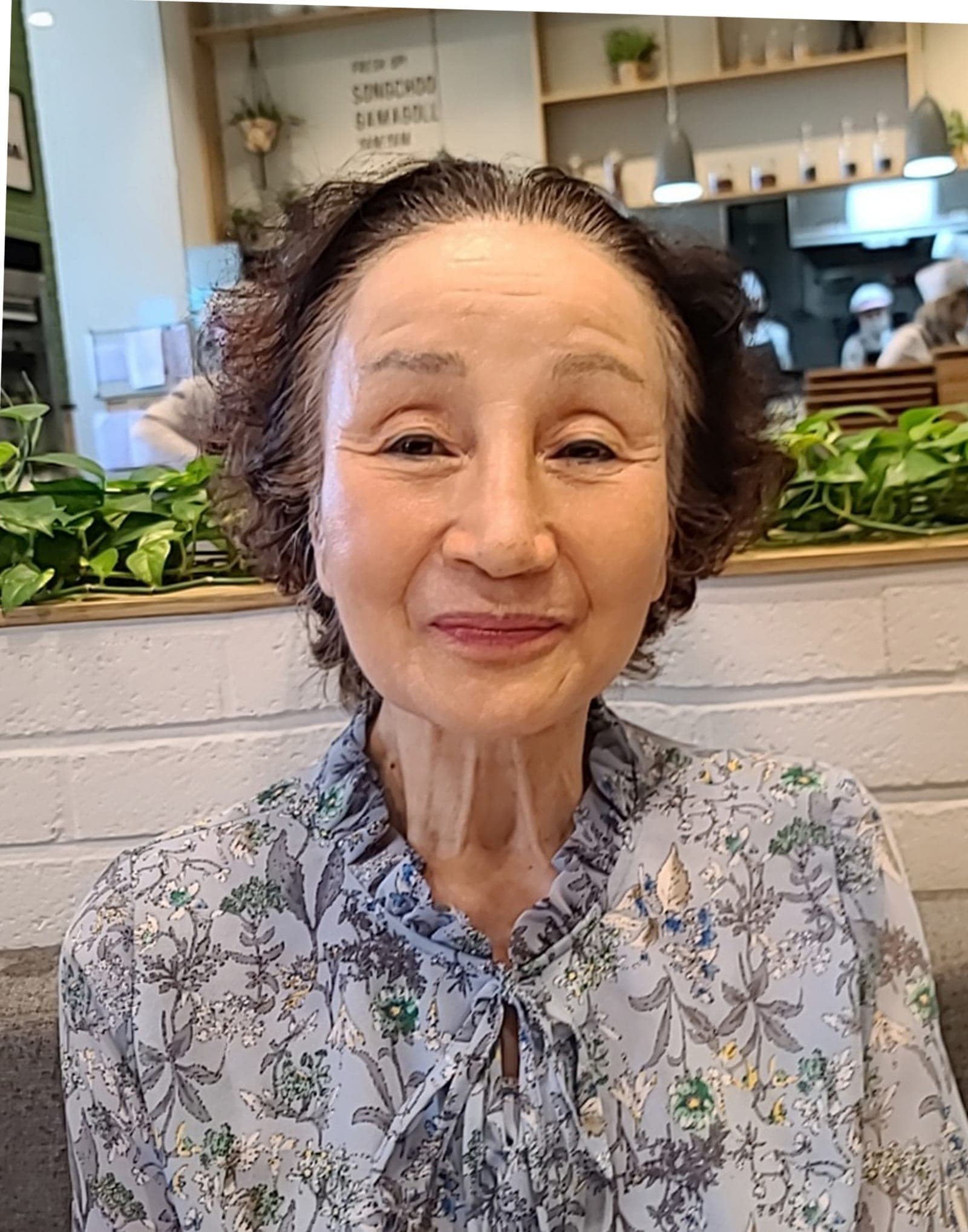 장수사진 — 카페에서 찍은 휴대폰 한 장으로 부모님 미리 영정 — before
