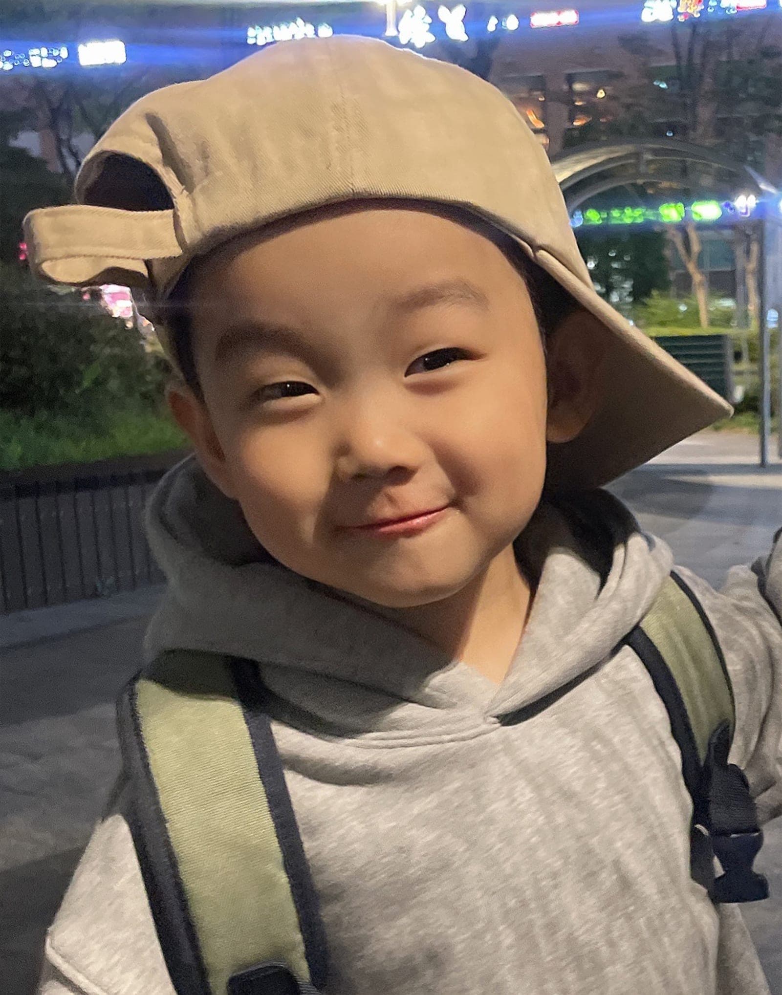 유화풍 초상화 (아이) — 야간 휴대폰 셀카를 따뜻한 갈색 톤 한 점으로 — before