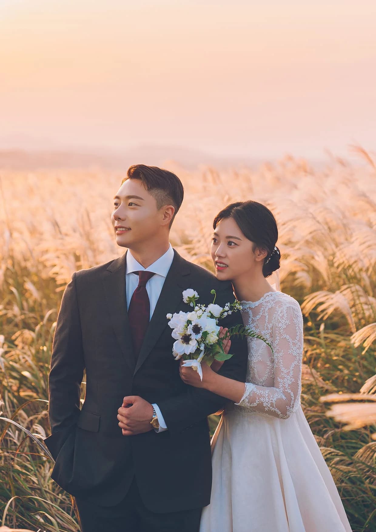 유화풍 초상화 (클래식) — 노을 억새밭 결혼사진을 A4 한 폭으로 — before